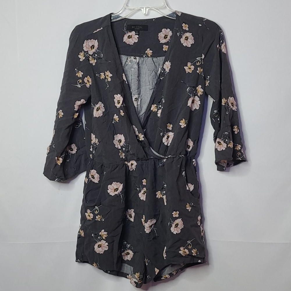 Be Cool floral vneck 1/2 sleeve romper shorts sz M